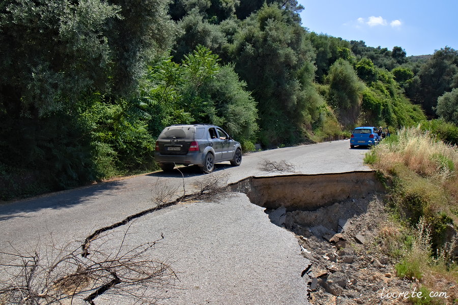 Дорога, разрушенная наводнением на Крите в феврале 2019 г.