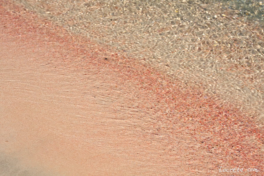 Откуда на пляже Элафониси розовый песок