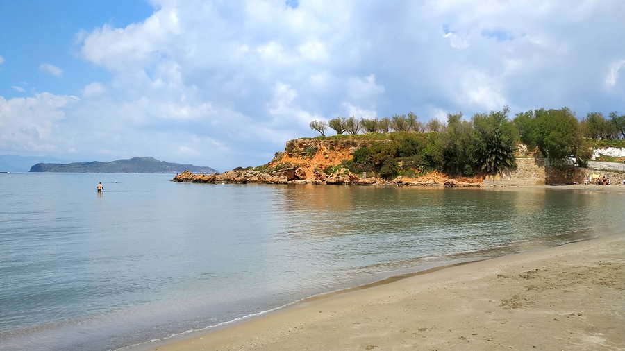 Пляж Агии Апостоли весной. Остров Крит. 20 апреля 2019