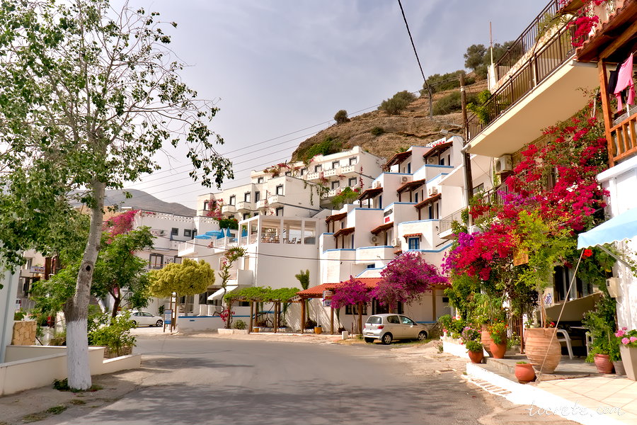 Крит в апреле - деревня Агия Галини на юге острова Крит