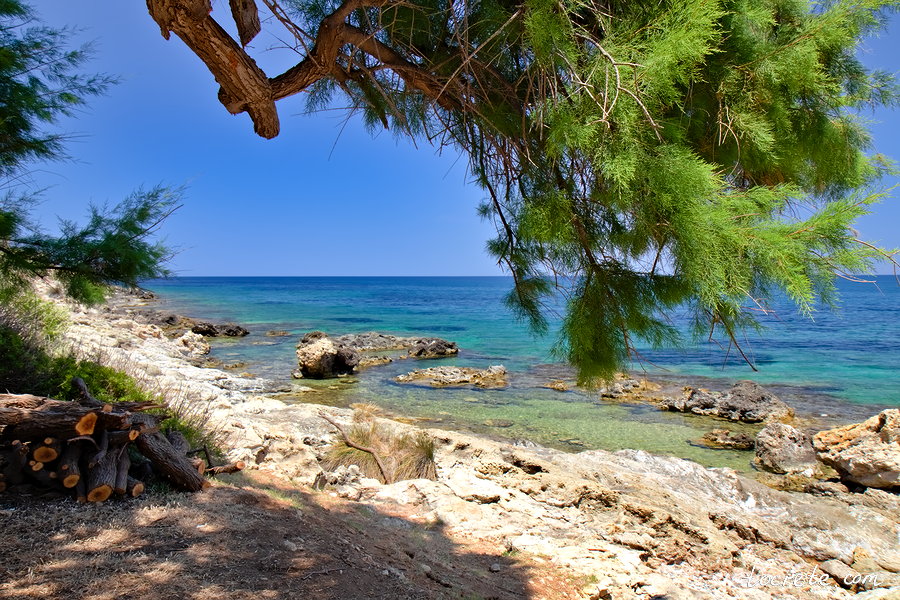 Пляж в Колимбари напротив Православной Академии Крита