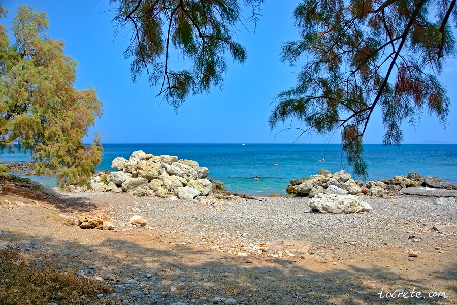 Пляж в Колимбари напротив Православной Академии Крита