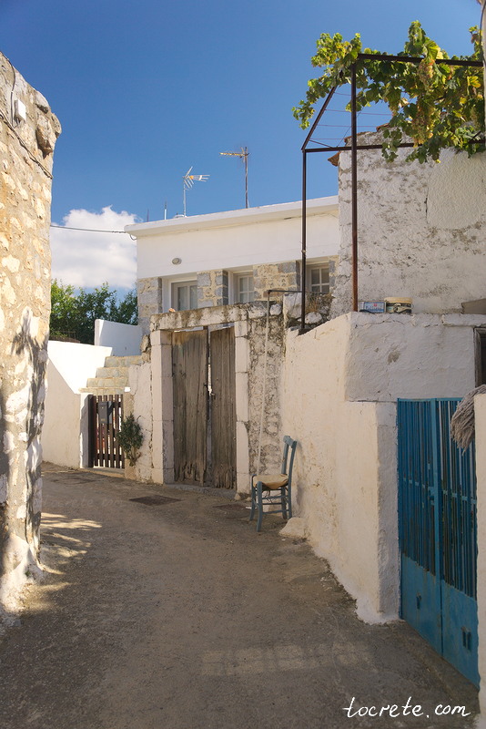 Улочки в деревне Мохос. Греция, Крит
