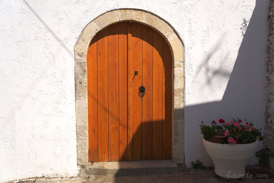 Вход в дом на Крите часто выполнен в виде портала