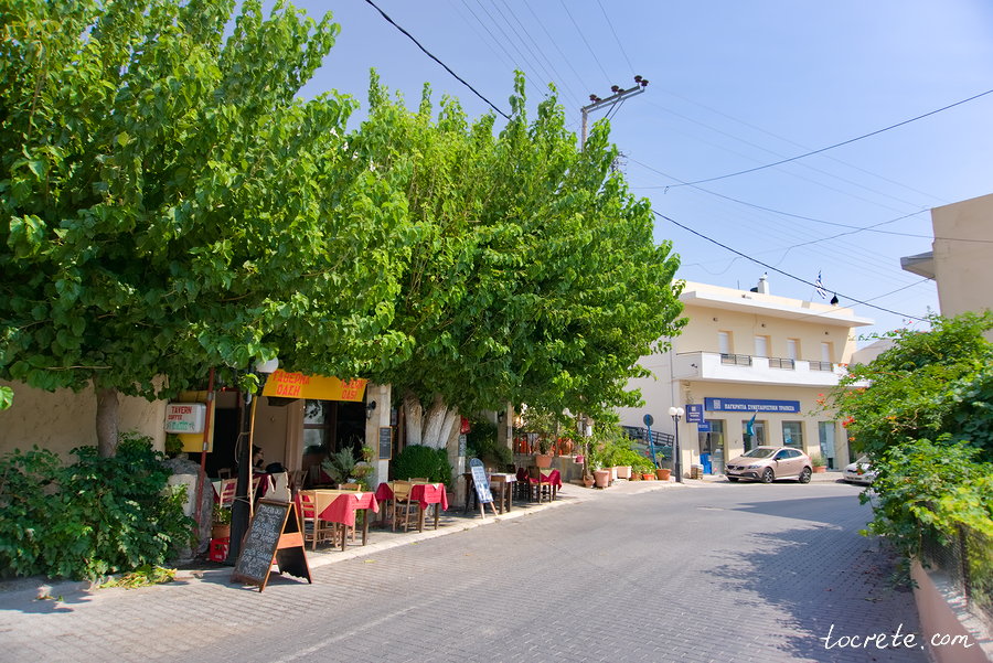 Таверны в деревне Зарос. Греция, остров Крит