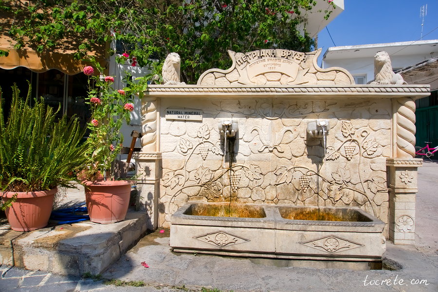 Фонтан в деревне Зарос. Греция, остров Крит