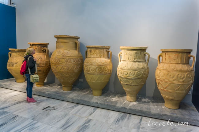 Огромные пифосы в Археологическом Музее Ираклиона