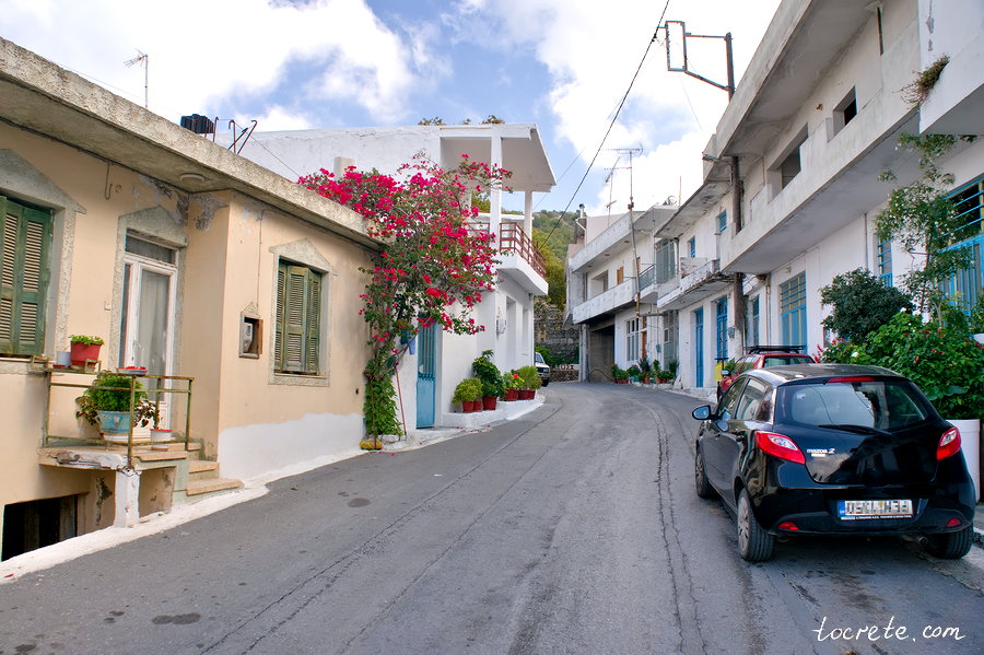 Деревня Аксос, расположенная в горах области Ретимно на острове Крит