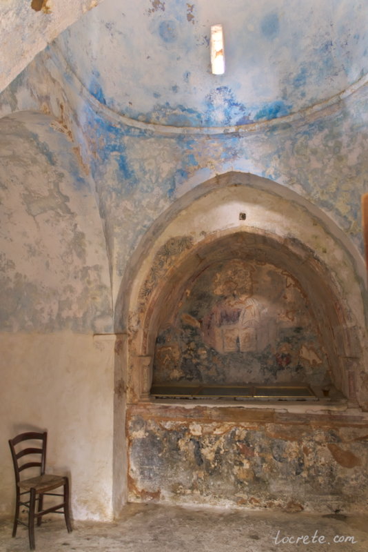 Аркосолий в церкви Агия Параскеви в долине Амари