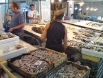 А вот так продаётся рыба на рынках Крита.<br />Почти то же самое, что и магазины, но только таких рыбных столов много :)