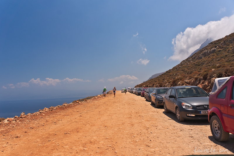 Машины, припаркованные вдоль дороги, ведущей на Балос