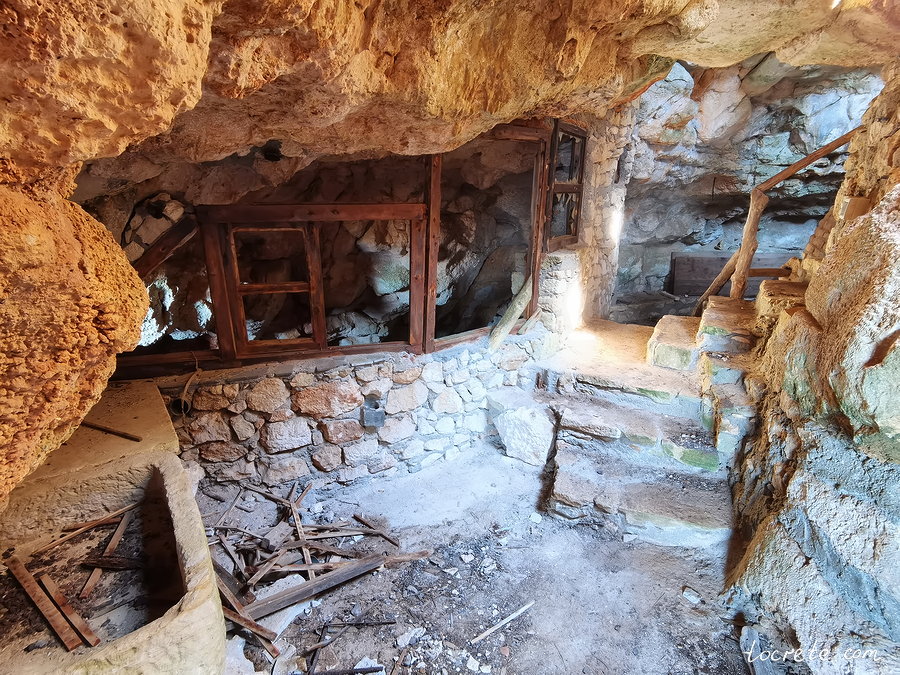 Заброшенный дом-пещера на мысе Драпанос. Западный Крит