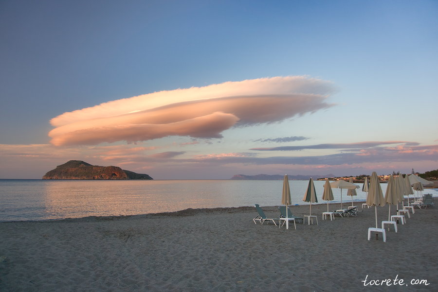 Лентикулярные (линзовидные, чечевицеобразные) облака на Крите