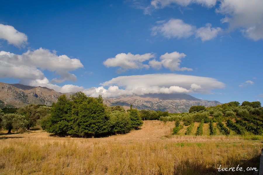 Лентикулярные (линзовидные, чечевицеобразные) облака на Крите
