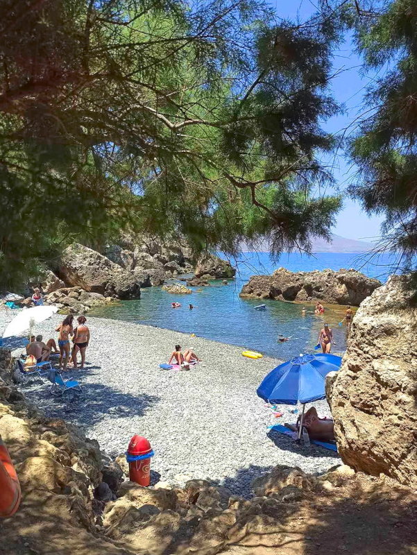 Пляж Равдуха. Греция, западный Крит летом. 19 июля 2020