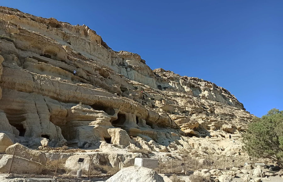 Скала с пещерами на Матале. Греция, остров Крит 2020