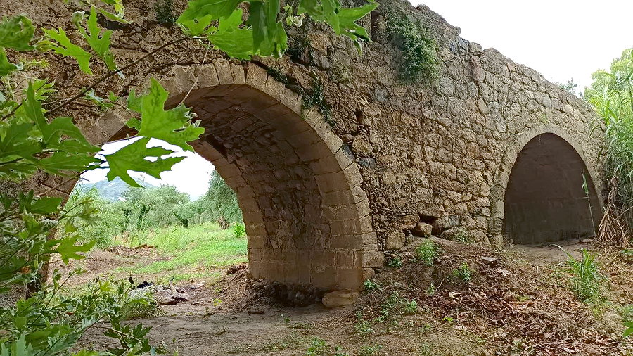 Трёхарочный мост на Крите в деревне Дермизьяна