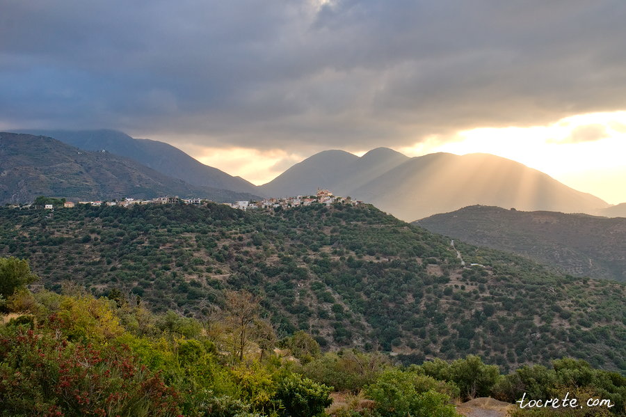 Вид на Турлоти от Мирсини. Восточный Крит осенью