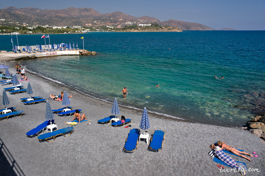 Пляж в Агиос Николаос в октябре. Крит осенью