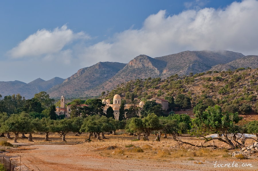 Монастырь Агис Триада на полуострове Акротири