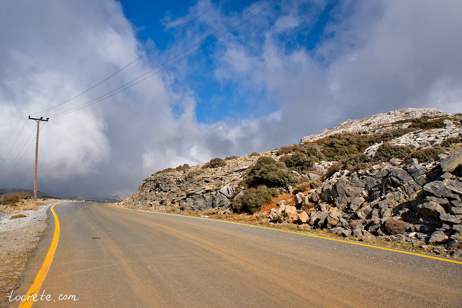 Дорога по горному массиву Псилорит. Крит осенью