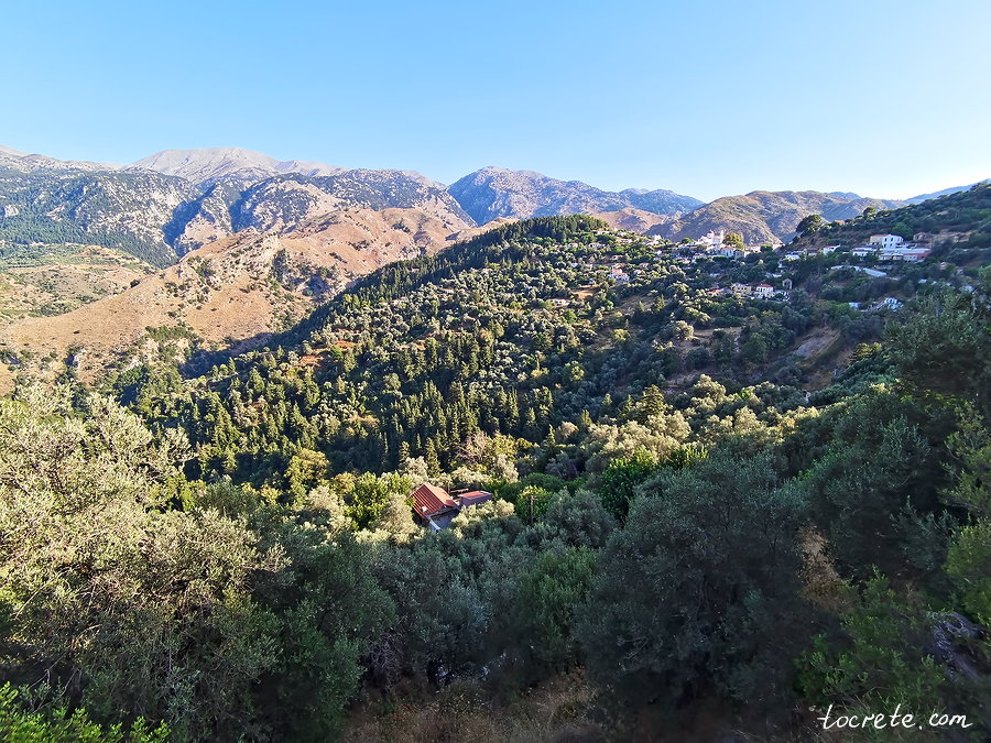 Вид на деревню Лакки. Западный Крит в августе
