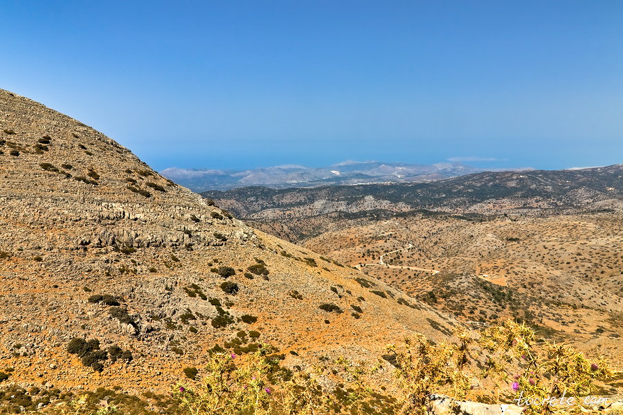 Остров Крит в августе. Вид с горного массива Псилорит