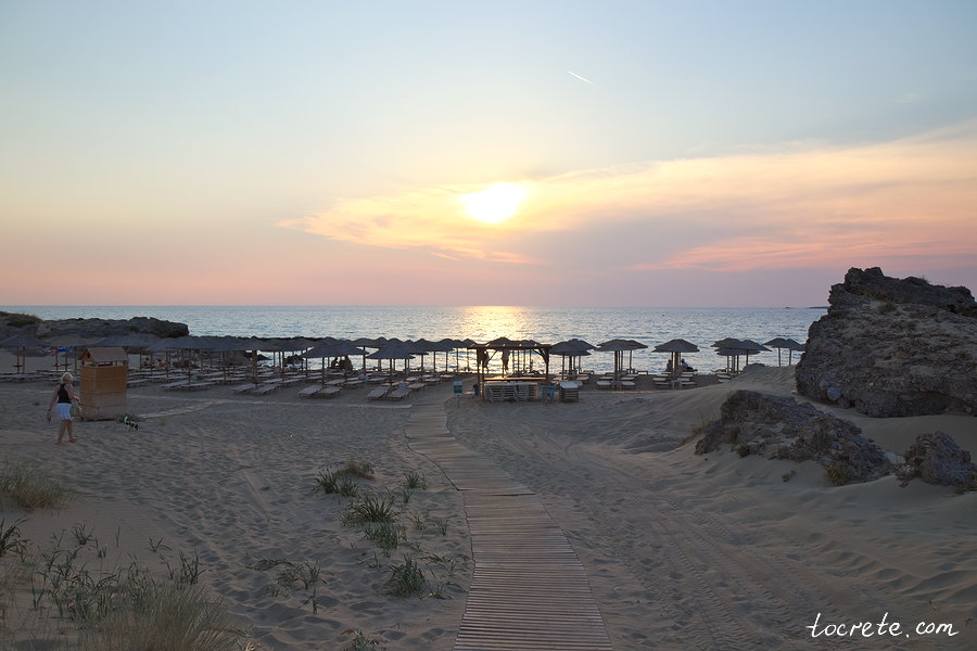 Пляж Фалассарна на закате. Греция, остров Крит, июнь 2019