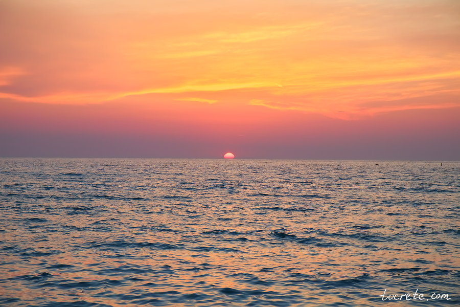 Закат на пляже Фалассарна. Греция, остров Крит, Июнь 2019