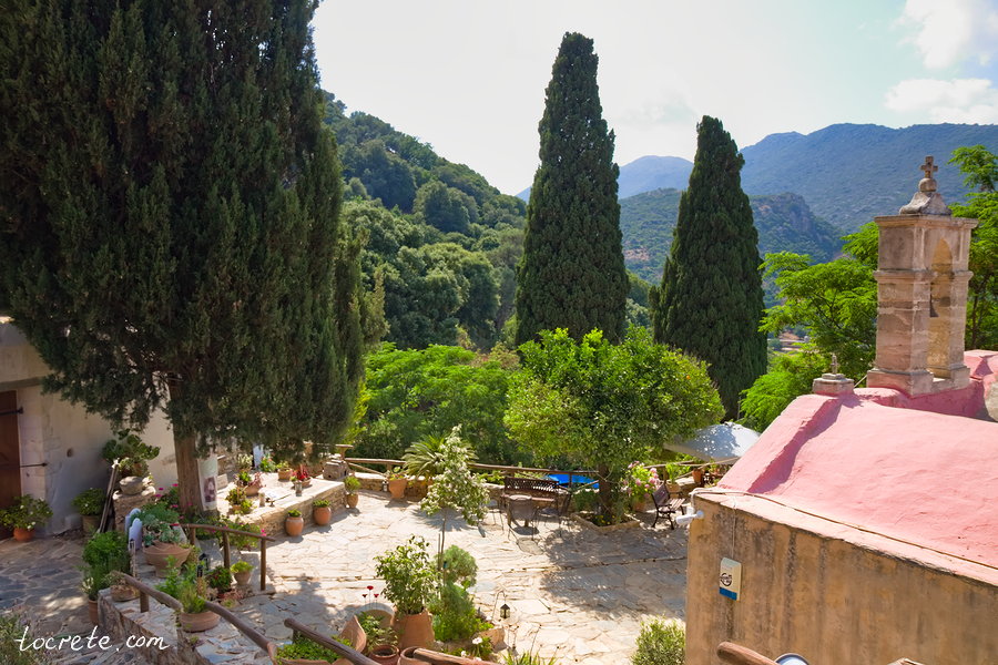 Монастырь Агиос Пантелеймонас. Греция, Крит. Июнь 2019