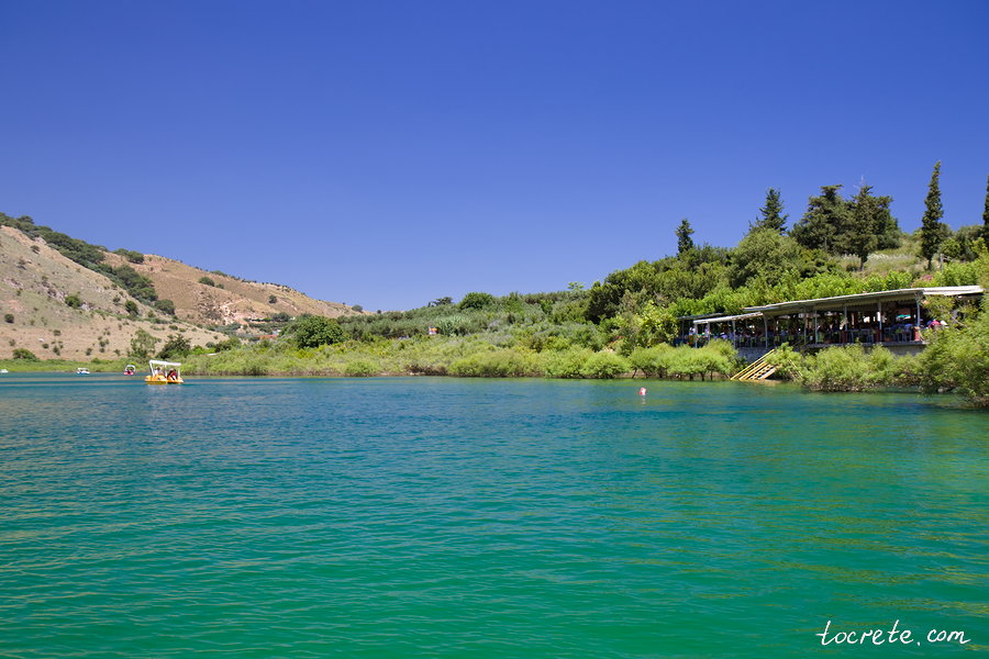 Полноводное озеро Курнас. Западный Крит. Июнь 2019
