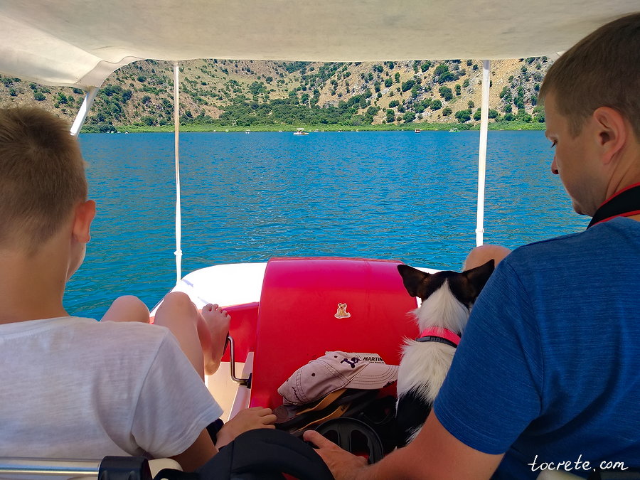 Катание на катамаране на озере Курнас. Западный Крит. Июнь 2019