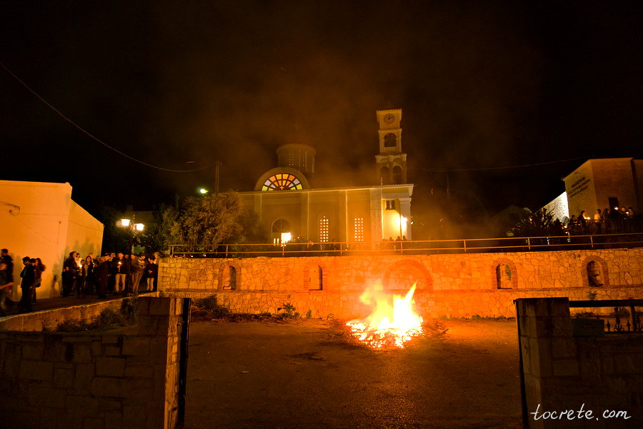 Празднование Пасхи у церкви Святого Спиридона. Агия Марина. Крит