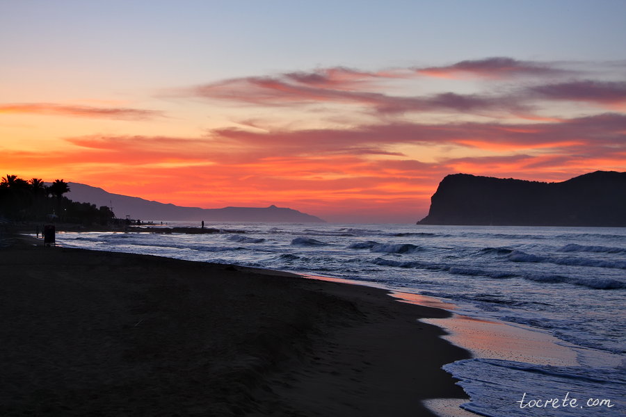 Закат на пляже Агия Марина. Греция, остров Крит