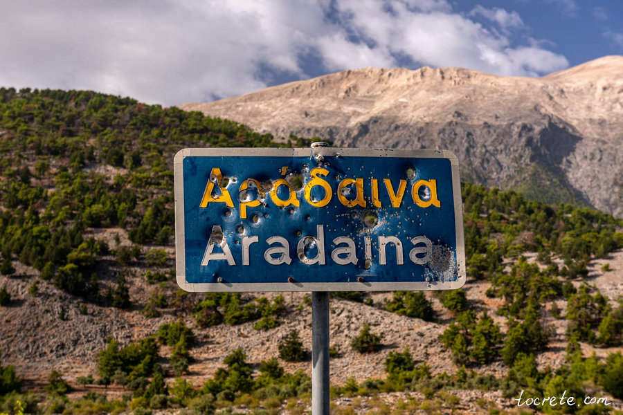 Простреленный дорожный знак Арадена (Αράδαινα, Aradaina)