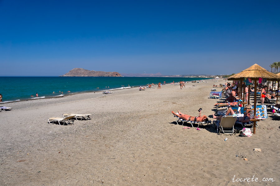 Пляж Платаньяс и вид на остров Святого Фёдора (Агиос Теодорос)