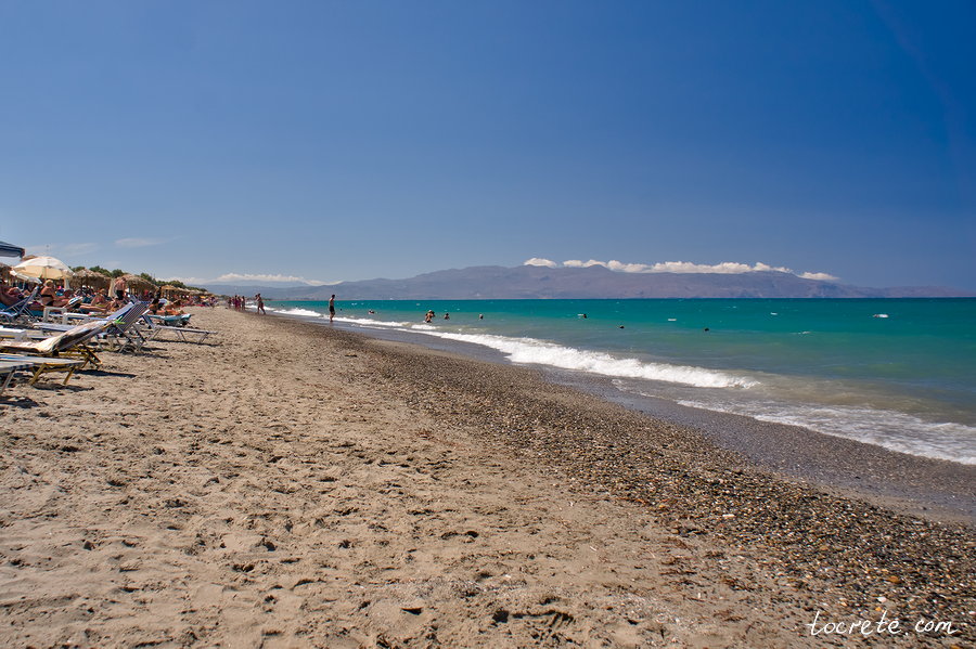 Пляж в посёлке Платаньяс на Крите