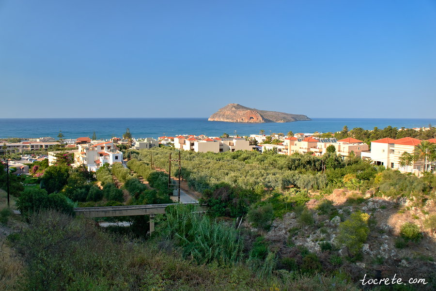 Платаньяс и вид на остров Агиос Теодорос