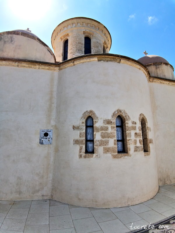 Монастырь Гоньяс и турецкий снаряд, застрявший в стене