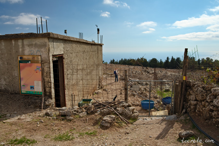 Вход на тропу в лес Какос Порос, ведущую к балкону Агиос Яннис Вход на тропу в лес Какос Порос, ведущую к балкону Агиос Яннис
