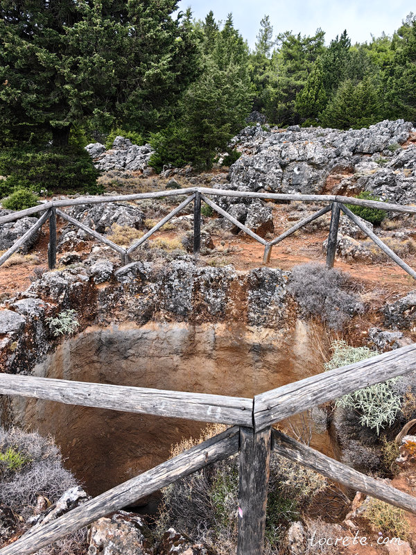 Подземная ёмкость для сбора воды в лесу Какос Порос | Сфакья Подземная ёмкость для сбора воды в лесу Какос Порос | Сфакья