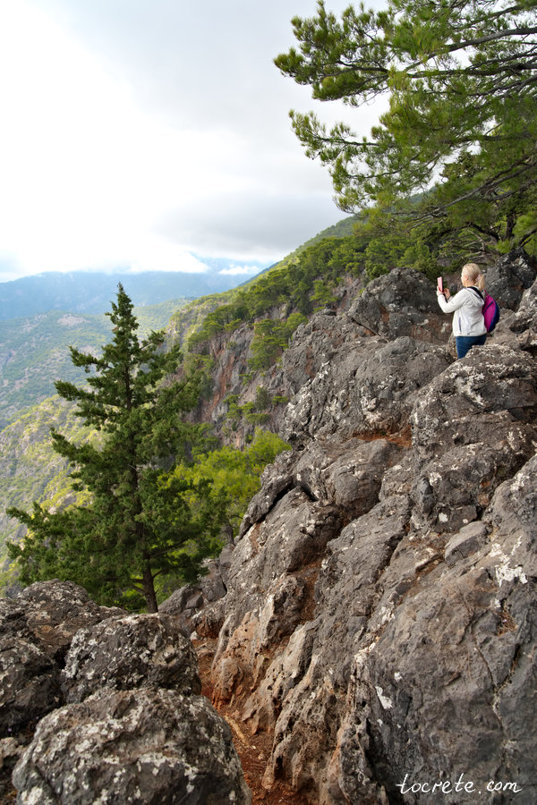 Балкон Агиос Яннис в лесу Какос Порос, район Сфакья (Сфакия), южный Крит Балкон Агиос Яннис в лесу Какос Порос, район Сфакья (Сфакия), южный Крит