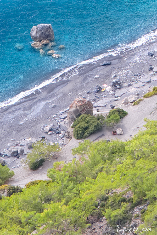 Под балконом Айос Яннис находится пляж со старинной церковью Святого Павла 10 века Под балконом Айос Яннис находится пляж со старинной церковью Святого Павла 10 века