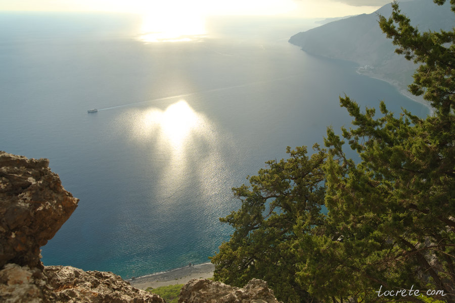 С балкона Святого Янниса (Айос Иоаннис) открываются потрясающие виды на Ливийское море, южное побережье Крита С балкона Святого Янниса (Айос Иоаннис) открываются потрясающие виды на Ливийское море, южное побережье Крита