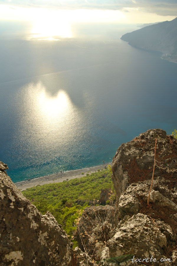 Вид с балкона Агиос Яннис (балкон Сфакьи) в лесу Какос Порос на закате Вид с балкона Агиос Яннис (балкон Сфакьи) в лесу Какос Порос на закате