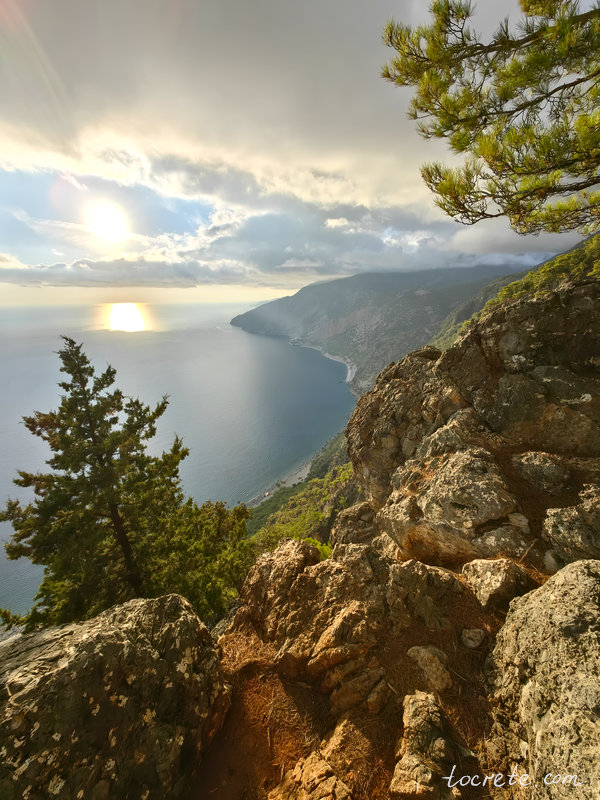 Закат на балконе Святого Янниса (Агиос Иоаннис) в Сфакье Закат на балконе Святого Янниса (Агиос Иоаннис) в Сфакье