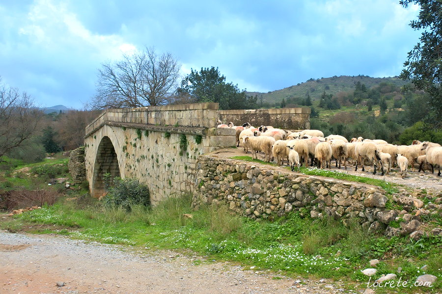 Арочный мост Кутсос (Бутакас). Остров Крит, провинция Апокоронас