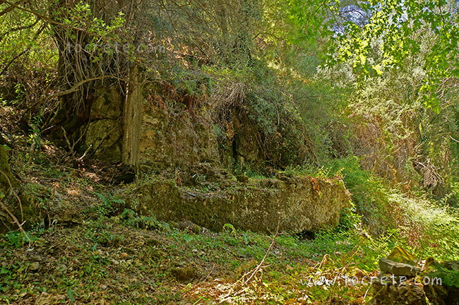 Разрушенное строение в ущелье Борьяна. Вероятно, ранее это была водяная мельница...