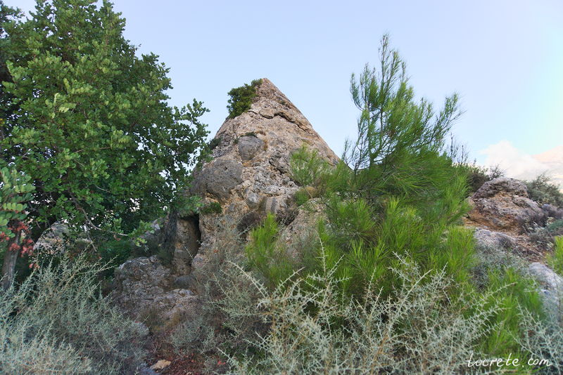 Коническое захоронение, пирамида. Недалеко от п. Суйя, южный Крит