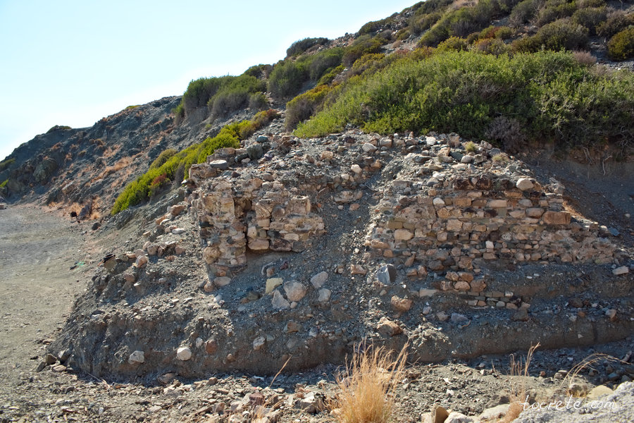 Пляж Хрисостомос, развалины древнего порта